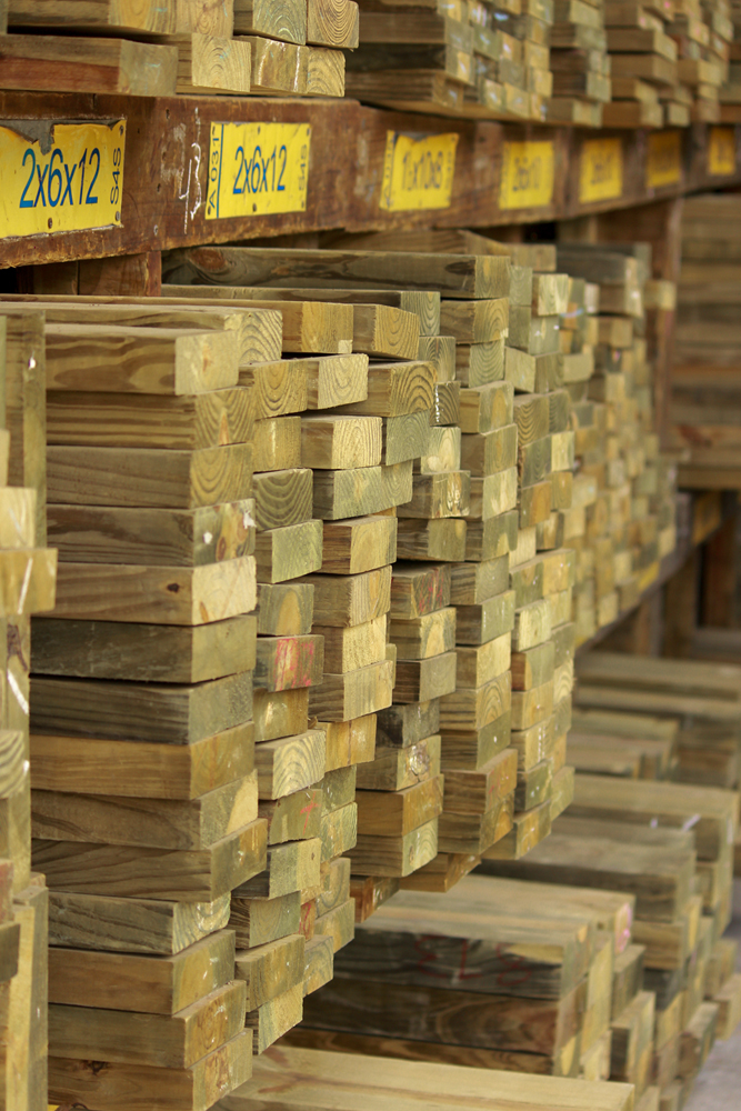 Madera tratada e impregnada y dimensionada, utilizada en construcción y diseño de interiores.