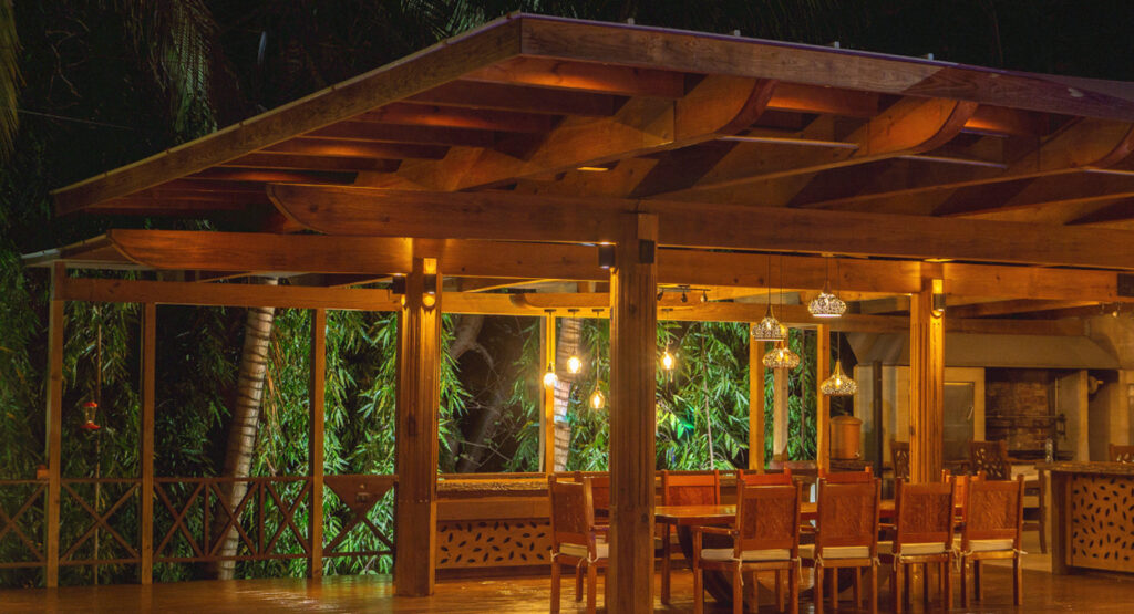 Estructura de pérgola de madera para jardines y patios, ideal para áreas recreativas.