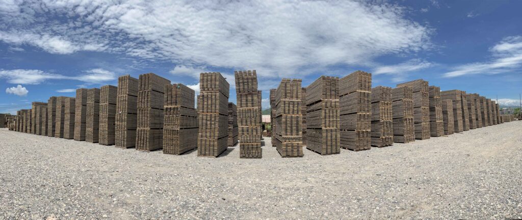 Tablas de madera impregnada tratada para uso en construcciones al aire libre