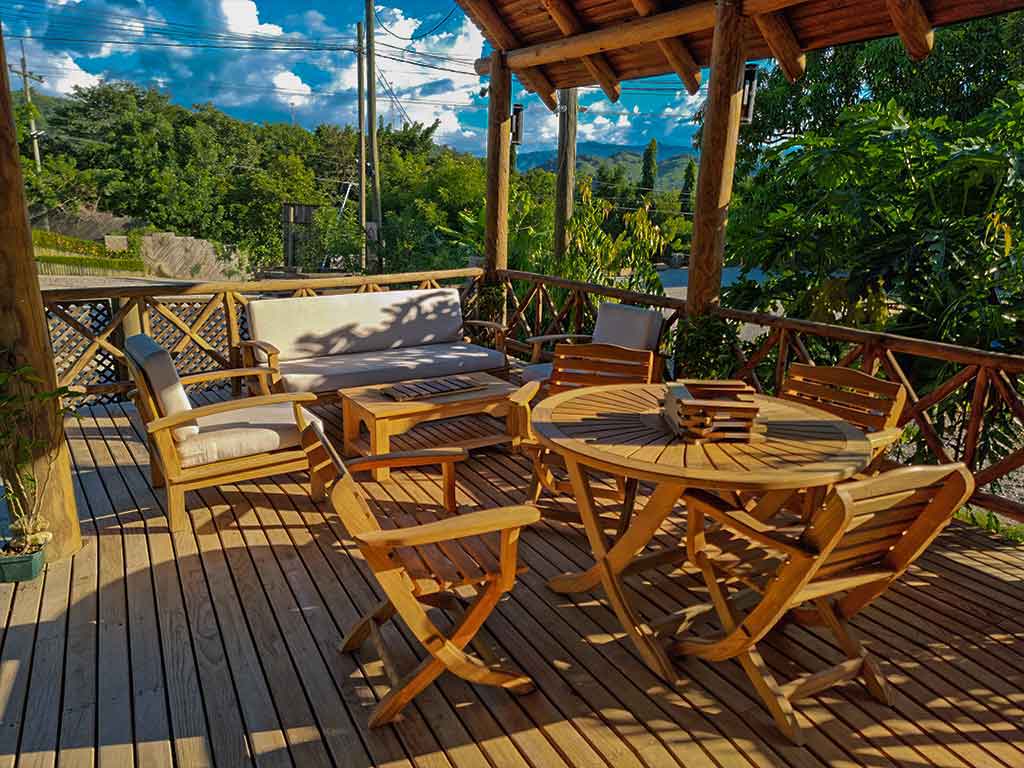 Comedor de madera tratada, resistente a la humedad y al desgaste, ideal para interiores y exteriores.