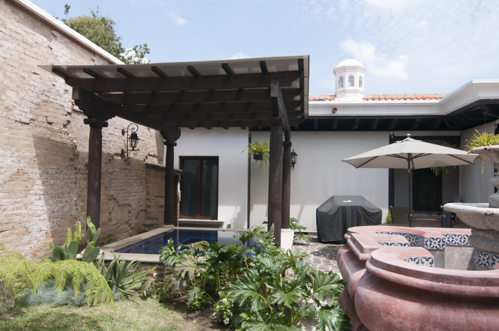 Pérgola de madera tratada, en espacio de exterior
