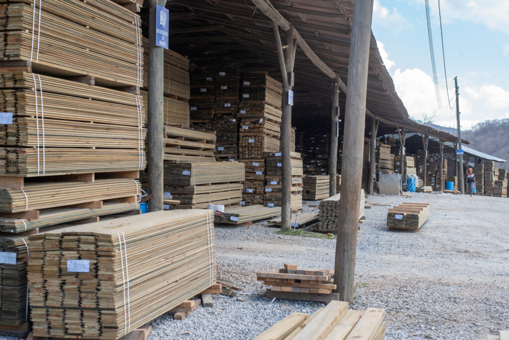 Madera tratada, planta industrial ecomadera